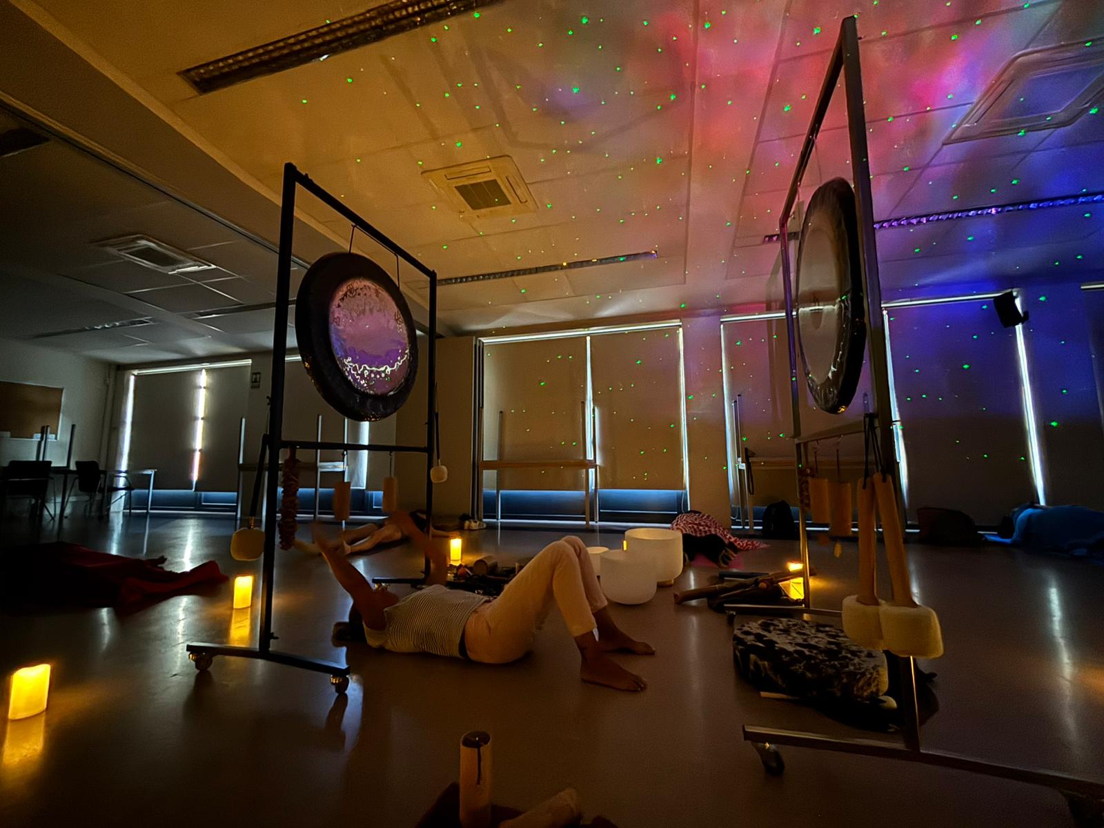 Sesión con gongs e iluminación