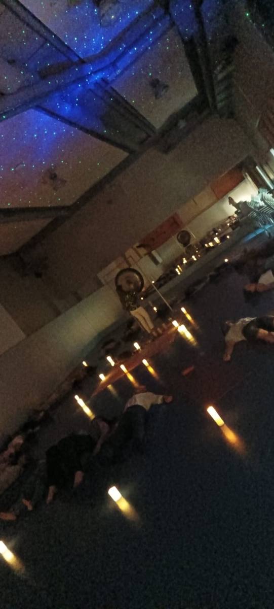 Sala de baño de sonido con velas y mandala en Barcelona