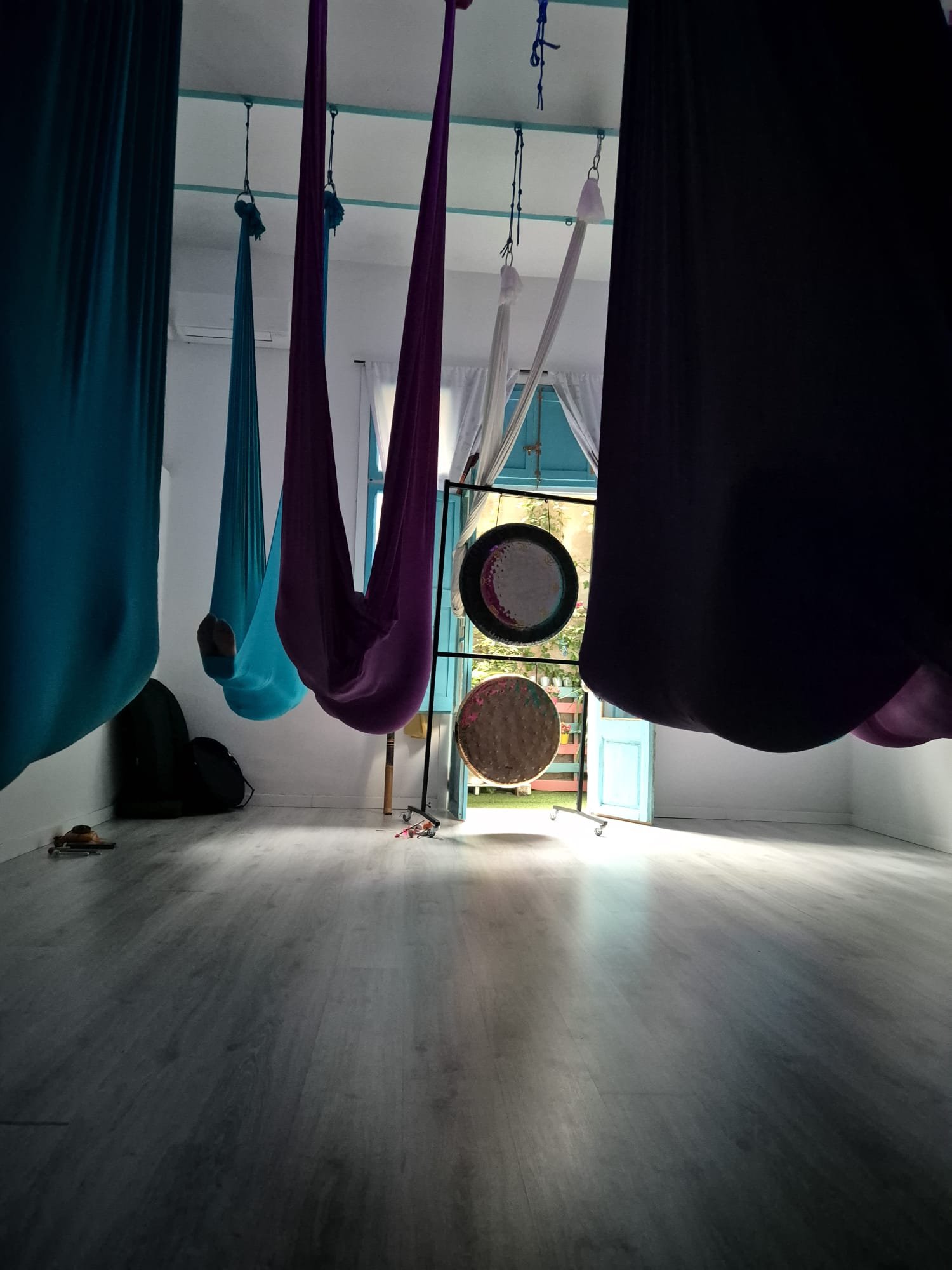 Espacio preparado con cuencos y telas