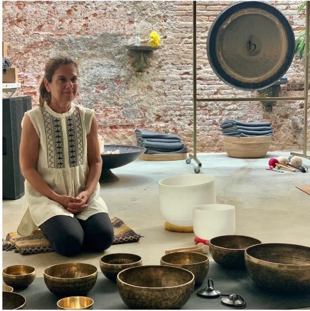 Montse con cuencos y espacio de práctica