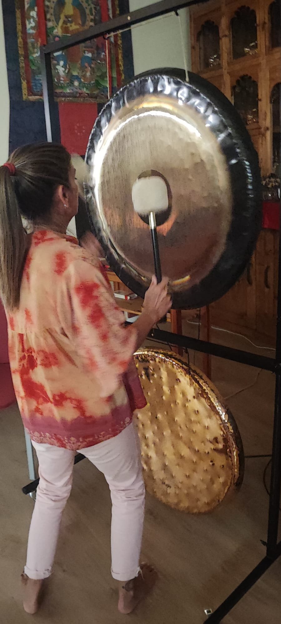 Montse con gong e instrumentos en sala