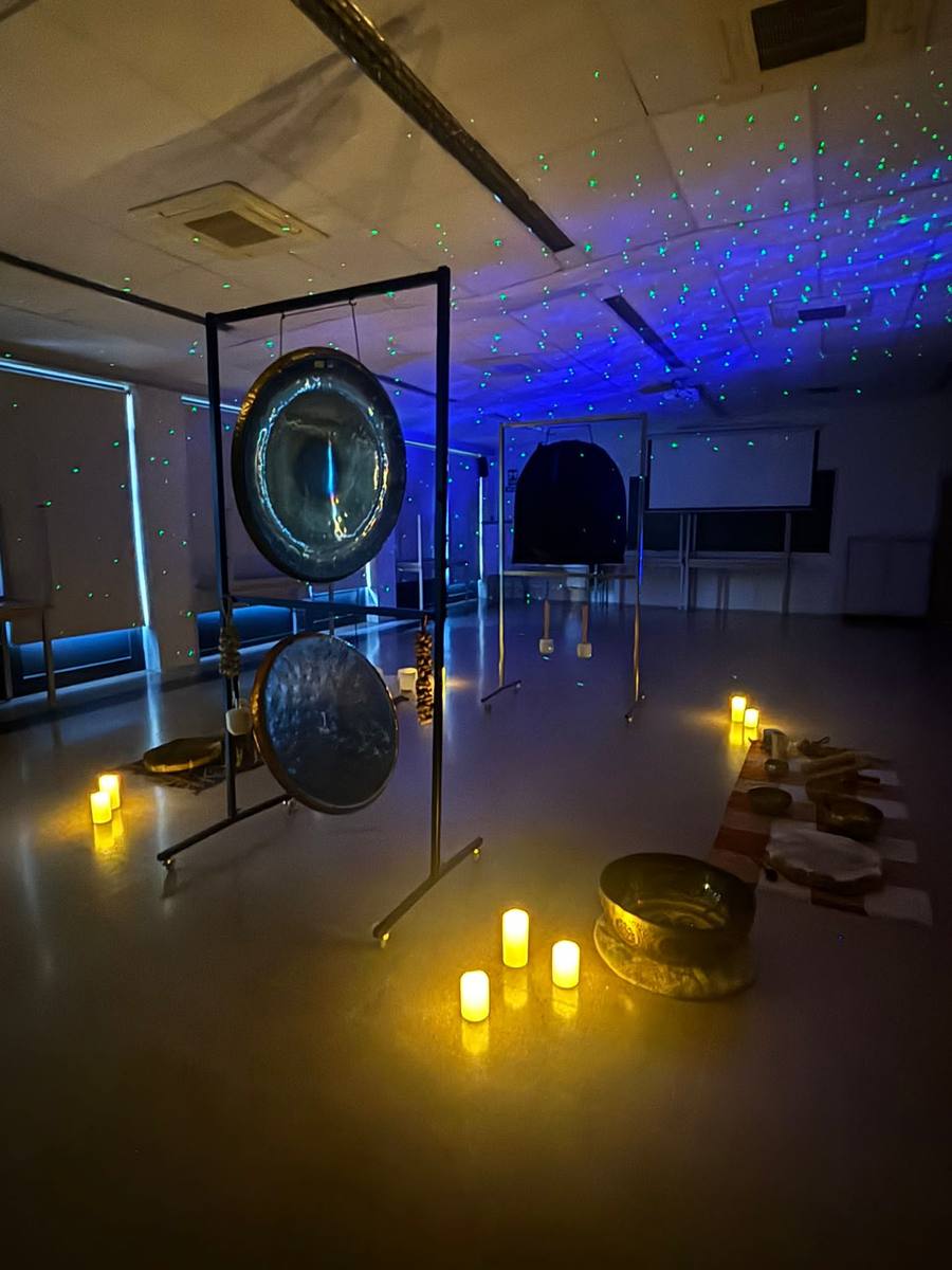 Espacio de baño de sonido preparado con gongs y velas
